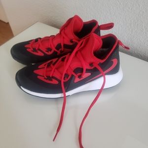 NIKE Future Court 2 size 6Y big boys-close to MINT condition (like new)